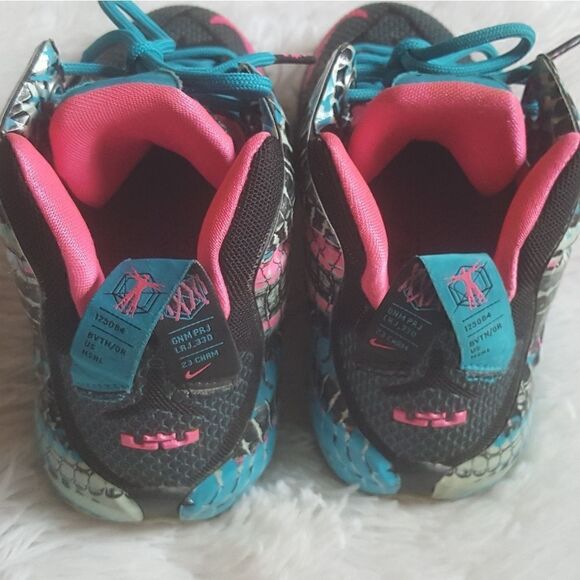 Nike Lebron XII 12 Black Pink Blue Basketball Shoes Sz 5Y Fit like a Womens 6.5 - Picture 11 of 16